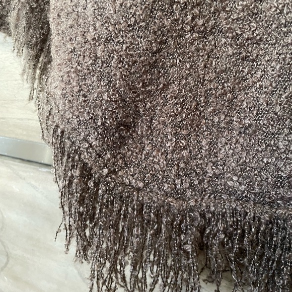 Alyafoi Sweater - Picture 14 of 16